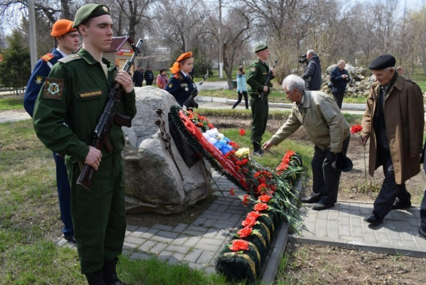 В Камышине к памятному камню жертвам радиационных катастроф легли живые цветы, прозвучали залпы салюта...