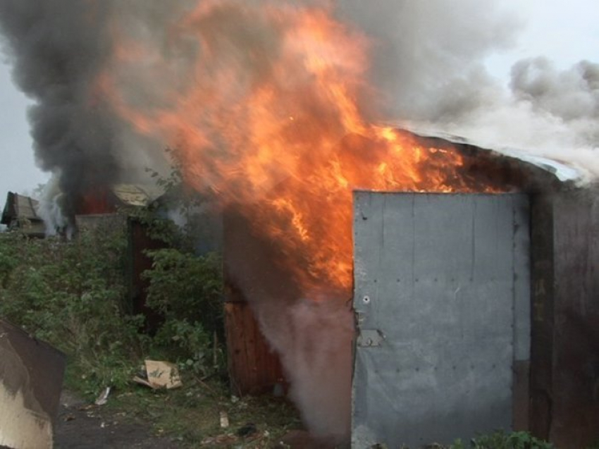 В Камышине в центре города пожарные тушили огонь в гараже
