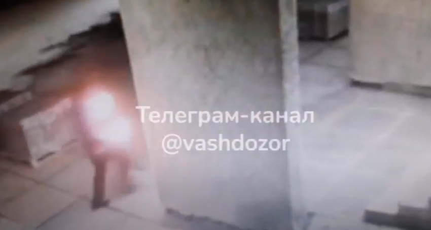 На видео попал поджог здания администрации в Камышине на улице Октябрьской, 60 , - «Блокнот Волгограда"