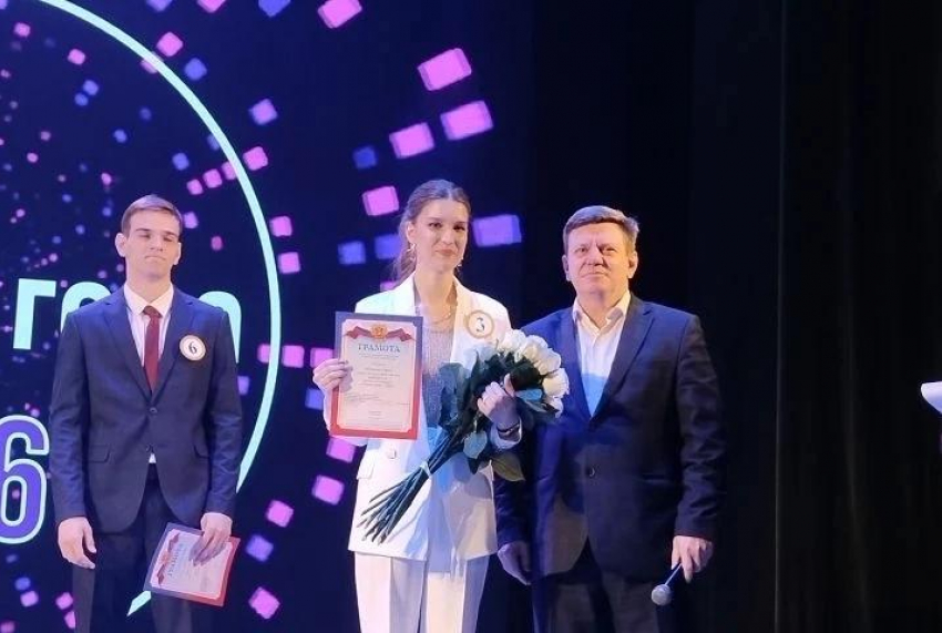 В Камышине старшеклассница из школы №9 Софья Литвинова обыграла и парней, и девчат и стала «Учеником года"