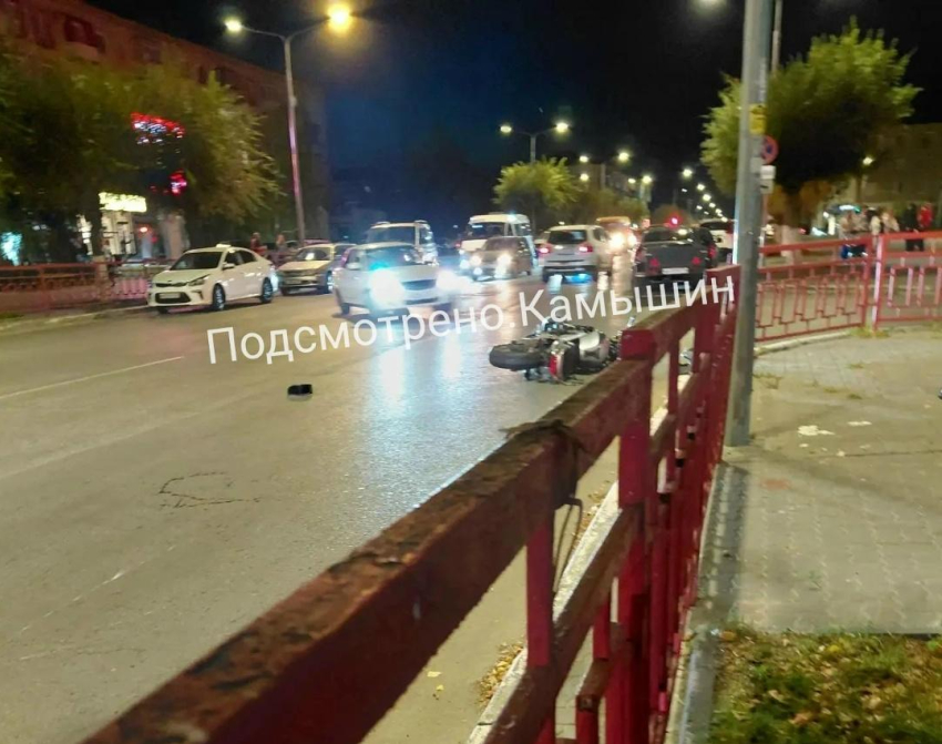 В Камышине на улице Ленина молодой мотоциклист задел два автомобиля и погиб вчера, 13 октября (ВИДЕО)