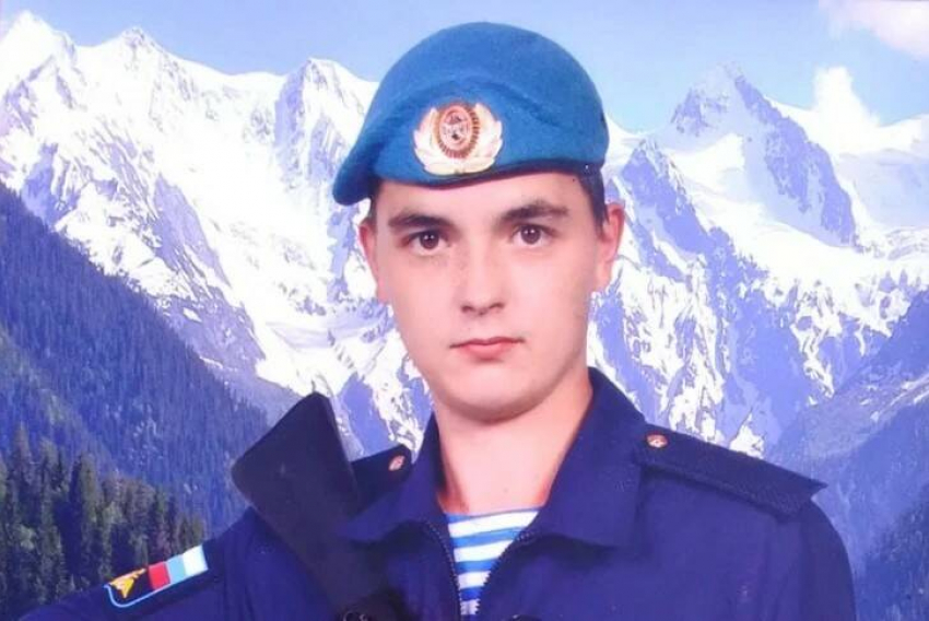 На похоронах десантника из Волгоградской области Никиты Душутина, погибшего в спецоперации, плакали даже взрослые мужики