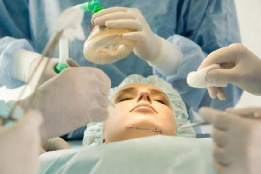 Пластический хирург, под ножом которого умерла 20-летняя девушка, считает, что за смертельный шок от анестезии он не в ответе