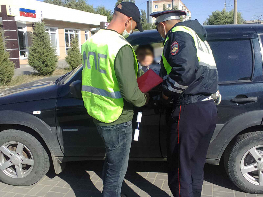 Полицейские Камышина терпеливо  учат камышинских водителей не ездить по тротуарам