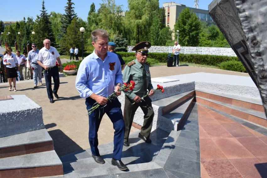 Станислав Зинченко возложил цветы к мемориалам в Камышине 22 июня