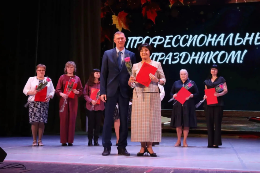 В Камышине «в хвост» событию чествовали педагогов, глава города Станислав Зинченко на торжестве не появился