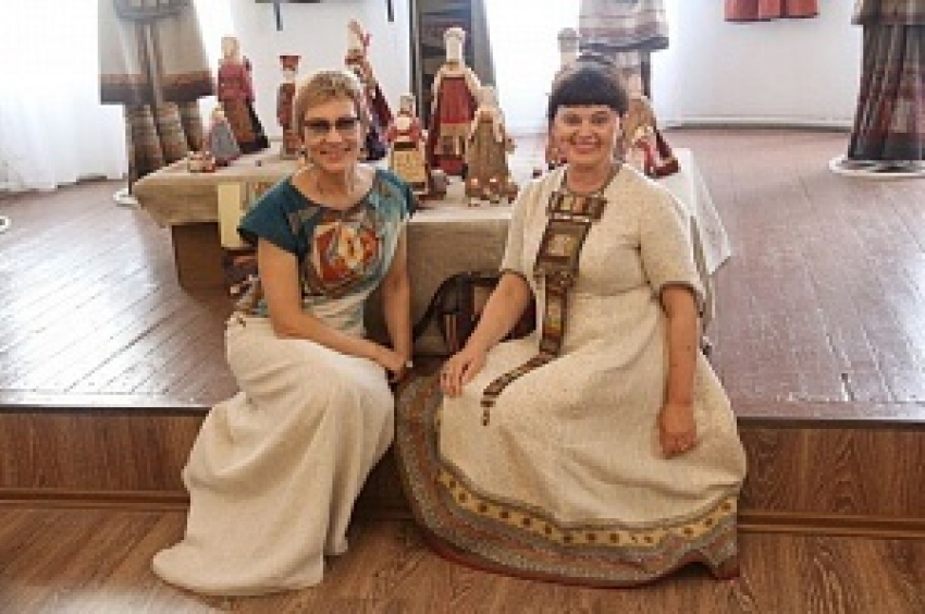 В Саратове проходит выставка художниц из Камышина и Москвы Елены Вернидубовой и Ксении Дмитриевой «Авторский костюм и текстильная кукла»