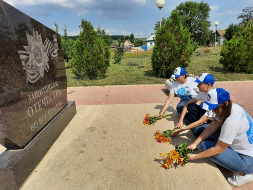 В Камышинском районе в день начала Сталинградской битвы волонтеры принесли цветы к сельскому мемориалу