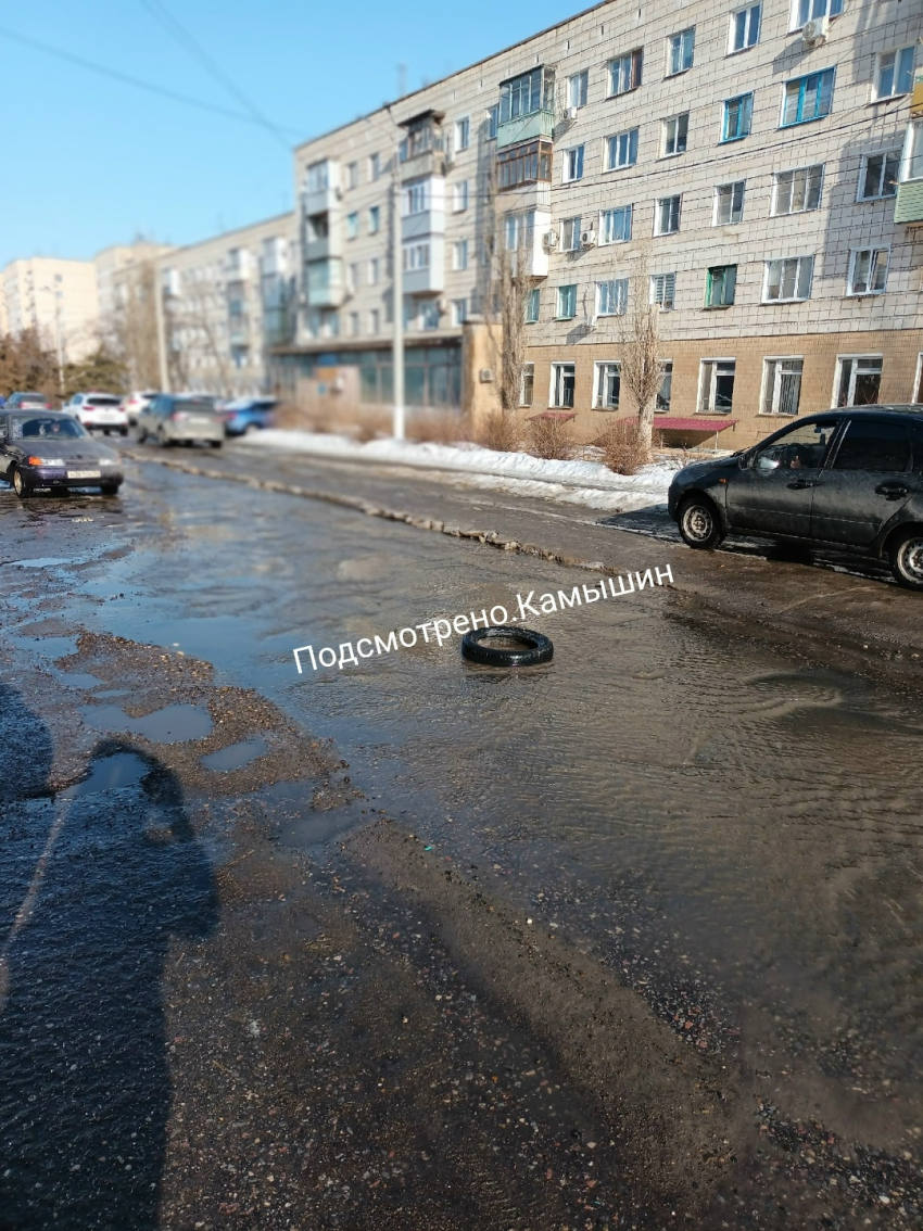 Камышане на фоне беспомощности властей начали помечать ямы на дорогах старыми покрышками