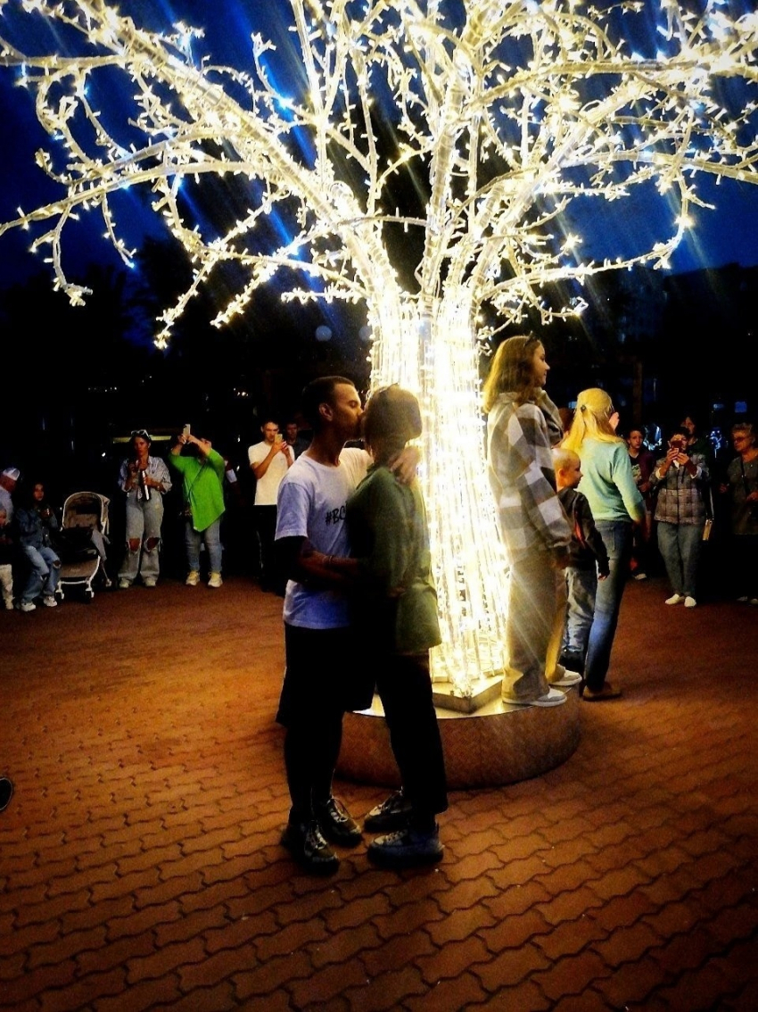 Камышан предупредили, что за страстные поцелуи в общественных местах теперь им «светит» штраф и даже арест - без шуток!