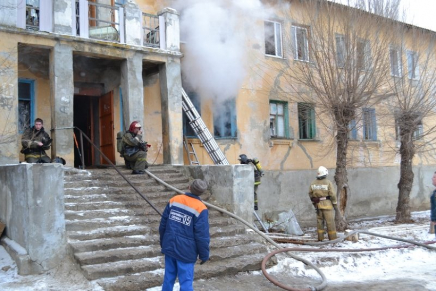 Пожар с трупом в общежитии Камышина заставил главу города Станислава Зинченко искать временное жилье погорельцам 