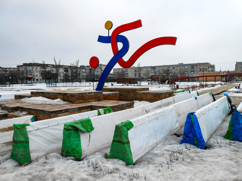 В парке Текстильщиков пора расчистить хотя бы дорожки, грязно же, - камышанка