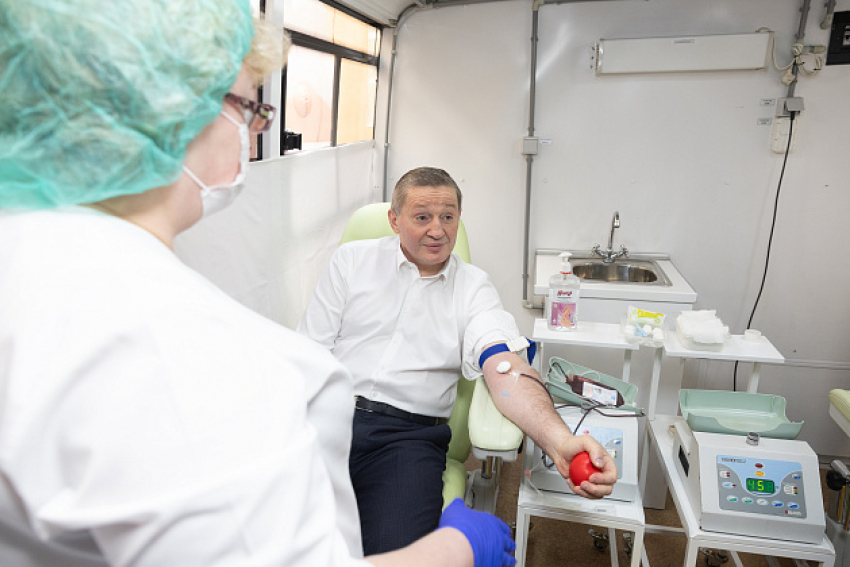 Андрей Бочаров в День донора сдал кровь для бойцов СВО, последует ли глава Камышина примеру губернатора - неизвестно