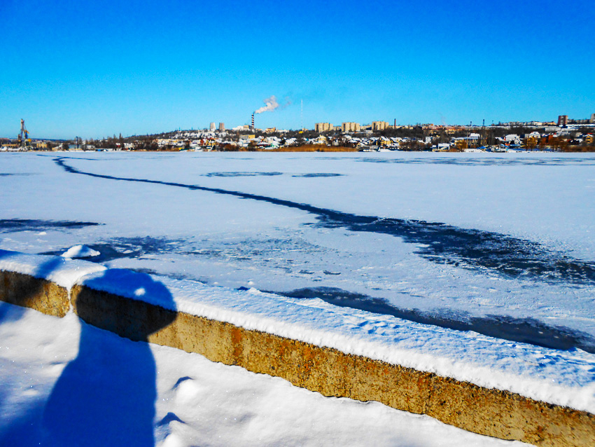 Бесшабашные камышане пытаются путешествовать по едва замерзшей реке