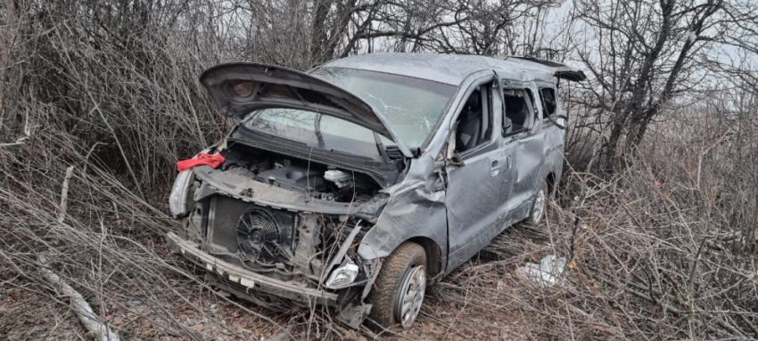 Микроавтобус с пассажирами разбился на трассе под Волгоградом, водитель погиб (ВИДЕО)