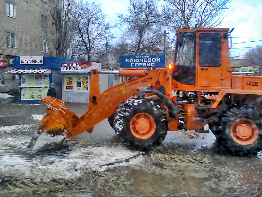 В Камышине муниципальные службы благоустройства пытаются вывозить подтаявший снег с центральных улиц