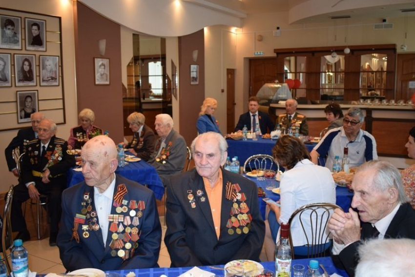 Главы Камышина вместе с ветеранами хором спели «День Победы"