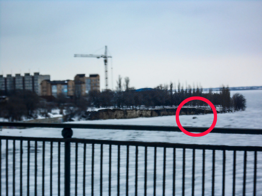 Несмотря на потепление камышане рискованно пересекают Камышинку  по льду на автомобилях