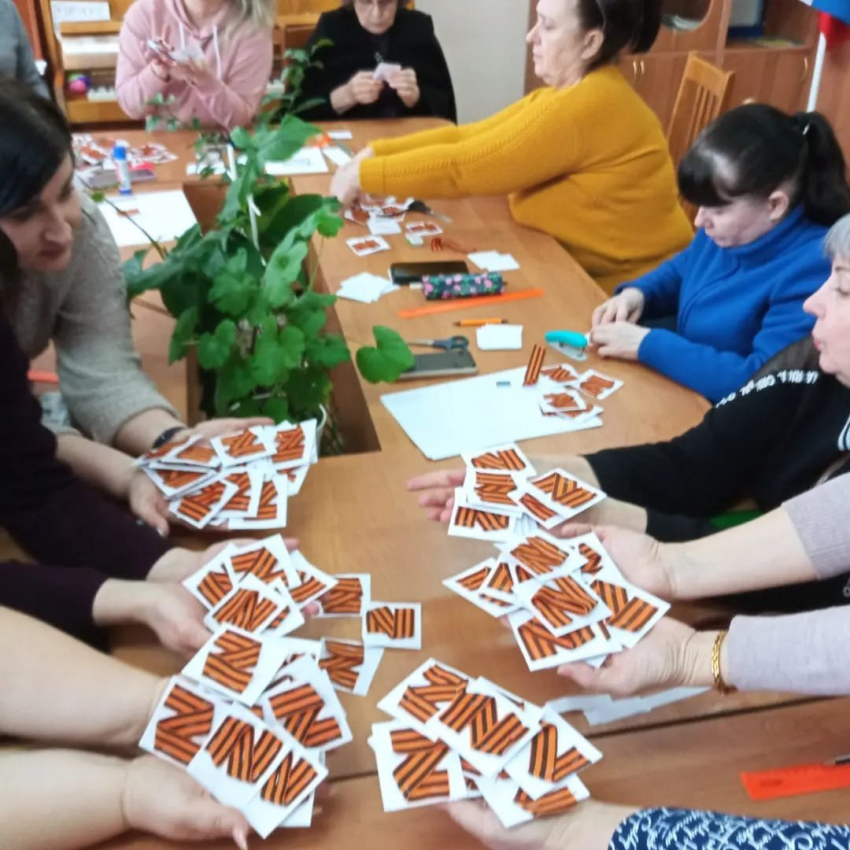 Педагоги из камышинского Центра «Спектр» изготовили и раздали землякам нагрудные знаки с символической буквой «Z"