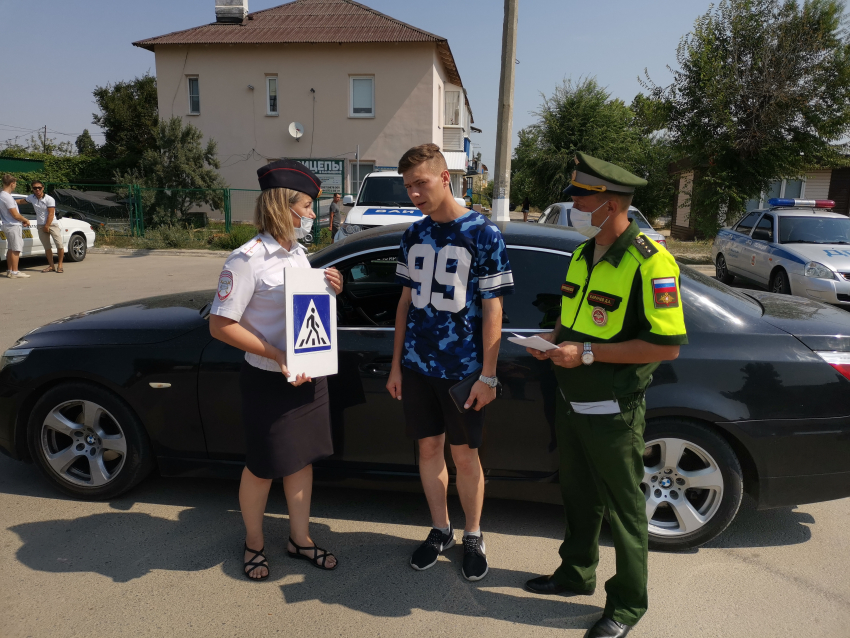 Сотрудники Госавтоинспекции вышли на улицы, чтобы предостеречь водителей от беспорядочного маневрирования и резкого торможения у пешеходных переходов