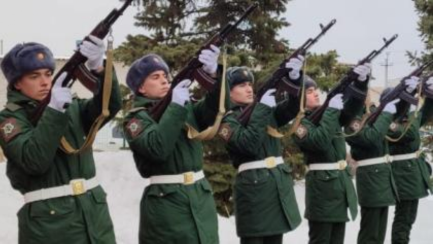 В Камышине под оружейные залпы простились с бойцом СВО Дмитрием Белкиным