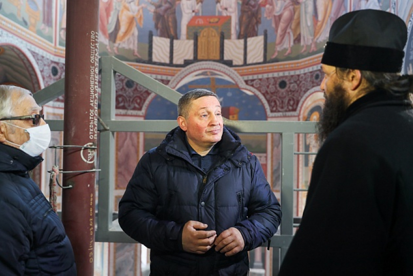 Губернатор Андрей Бочаров о «величественности работ» в обновленном храме Александра Невского