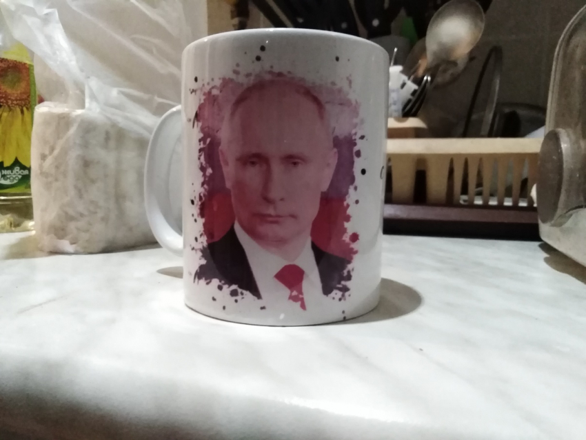 Ко дню рождения Владимира Путина в Камышине кружки с его изображением стали пользоваться неплохим спросом