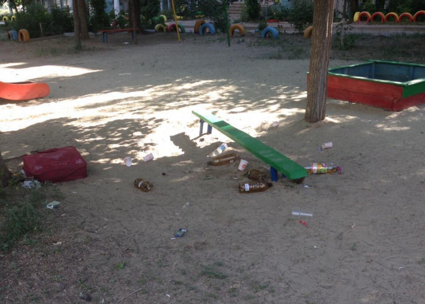 Камышане выложили в соцсетях снимок заплеванной детской площадки и попытались ответить на вопрос, почему жители ведут себя по-свински