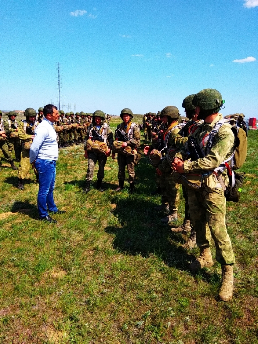 Камышинских десантников прямо на полигоне посетили специалисты по обеспечению военнослужащих жильем 