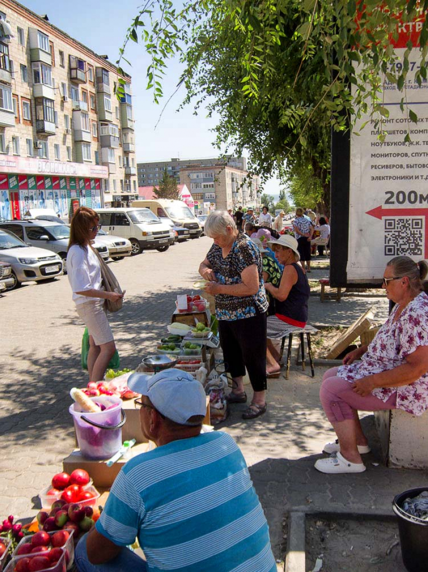 В Камышине центральная улица Ленина превратилась в большой базар на асфальте, который все растягивается