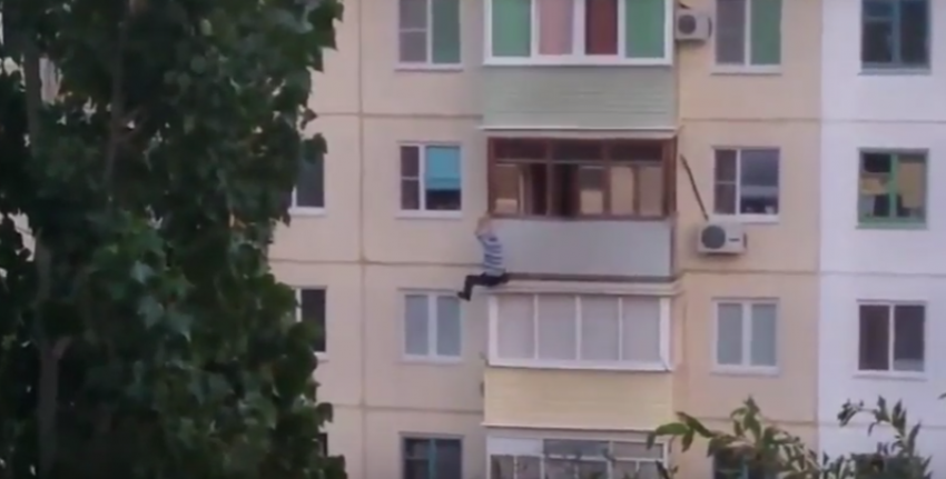 В Камышине очевидцы сняли на видео падение мужчины с балкона