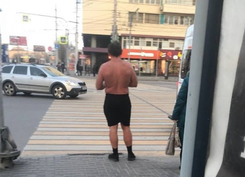 Оригинал встретил зиму в одних трусах на остановке, - «Блокнот Волгограда"