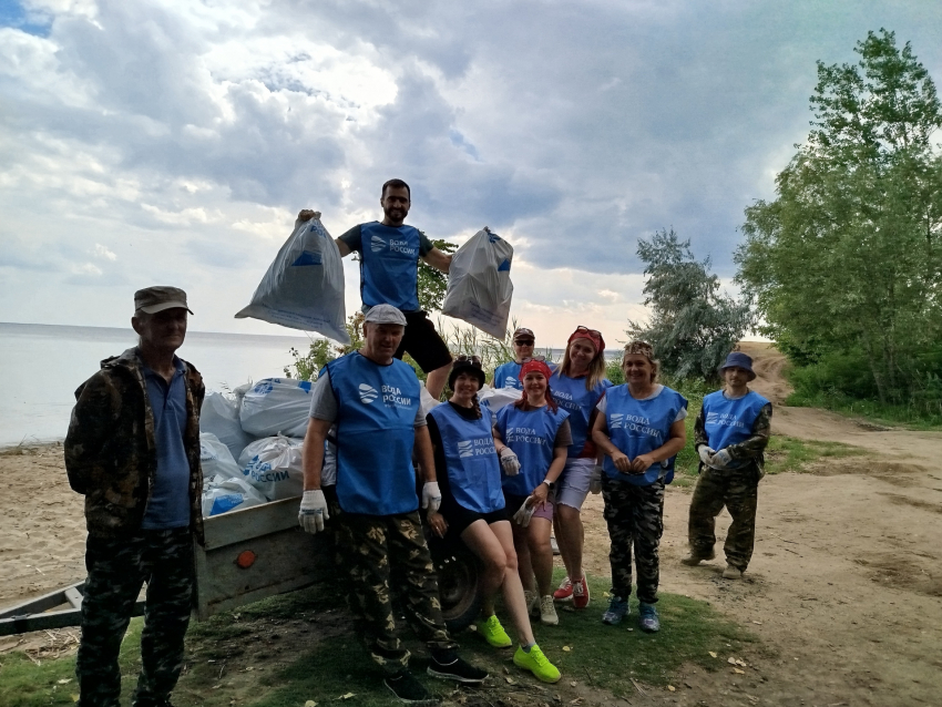 Сотрудники парка «Щербаковский» в Камышинском районе вместе с волонтёрами очистили побережье Волгоградского водохранилища