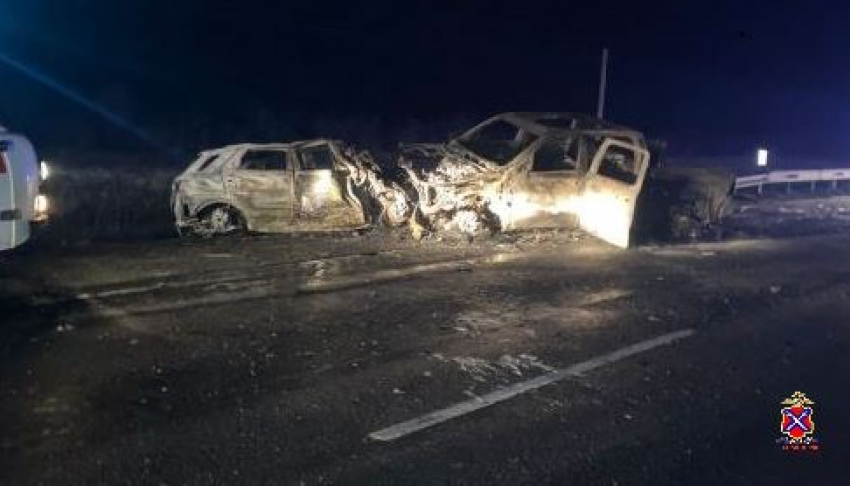 Два тела обнаружили медики на месте страшного удара автомобилей на трассе между Камышином и Волгоградом
