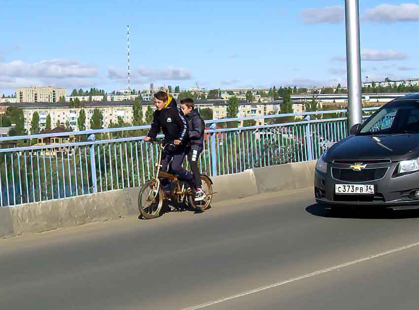 Кто и как в Камышине контролирует движение по Бородинскому мосту, по которому рядом с автомобилями лавируют сорванцы? - камышанин