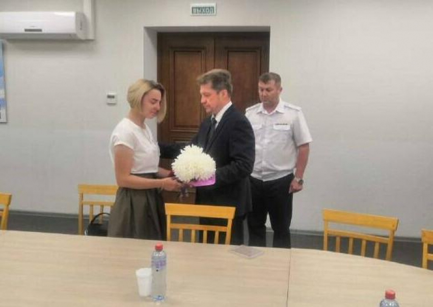 Станислав Зинченко передал орден Мужества вдове погибшего на Украине военнослужащего из Камышина Алексея Малова