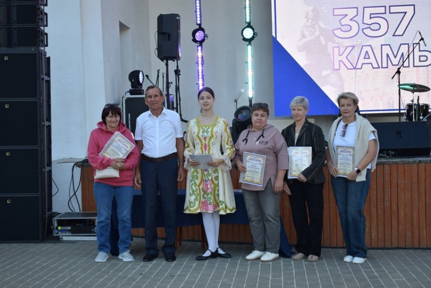 В парке в День города с заместителем спикера Камышинской городской думы Иваном Ивановым прошла фотосессия победителей-озеленителей