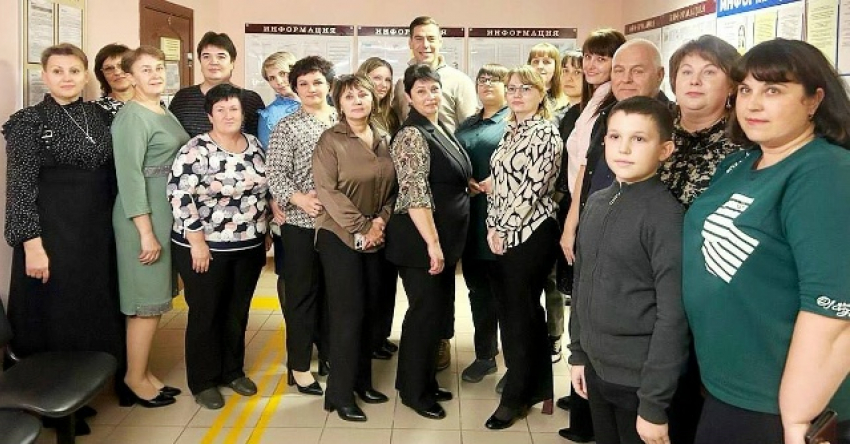 В соседнем с Камышинским - Ольховском районе селяне сфотографировались с  актером Дмитрием Дюжевым, камышанкам Космос в фотосессиях тоже не отказывал