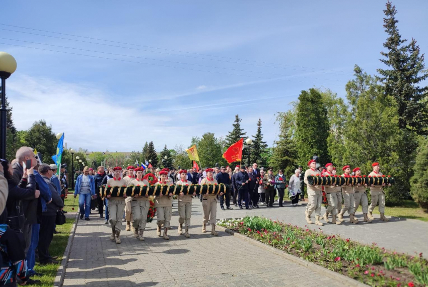 В Камышине начался торжественный митинг, посвященный 9 мая, и возложение цветов к Памятному знаку в парке Победы