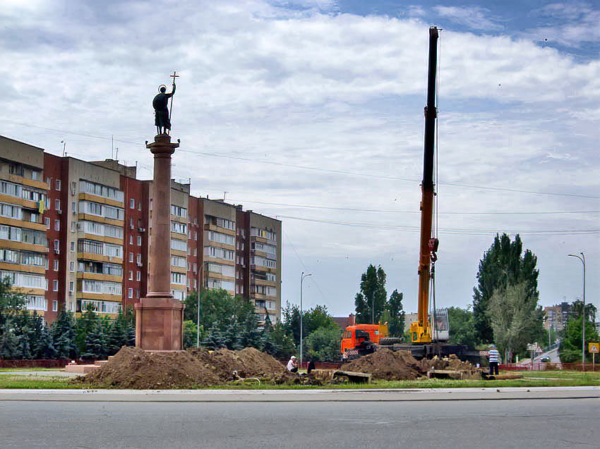 В Камышине коммунальщикам пришлось перекопать весь газон у памятника Димитрию Солунскому из-за подозрений на проржавевшие трубы