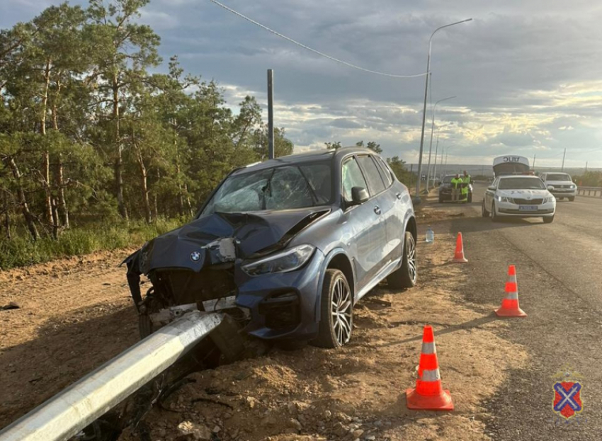 На трассе между Камышином  и Волгоградом BMW влетела в отбойник