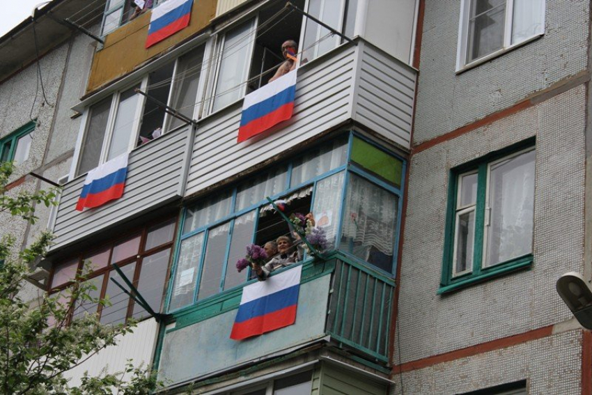 Камышане приобщались к Дню Победы обзором с балконов и окон, на которые они вывесили российские флаги