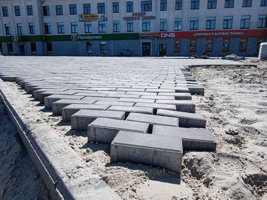 В Камышине подрядчики хотят завершить площадку перед новым торговым центром на улице Ленина до периода дождей