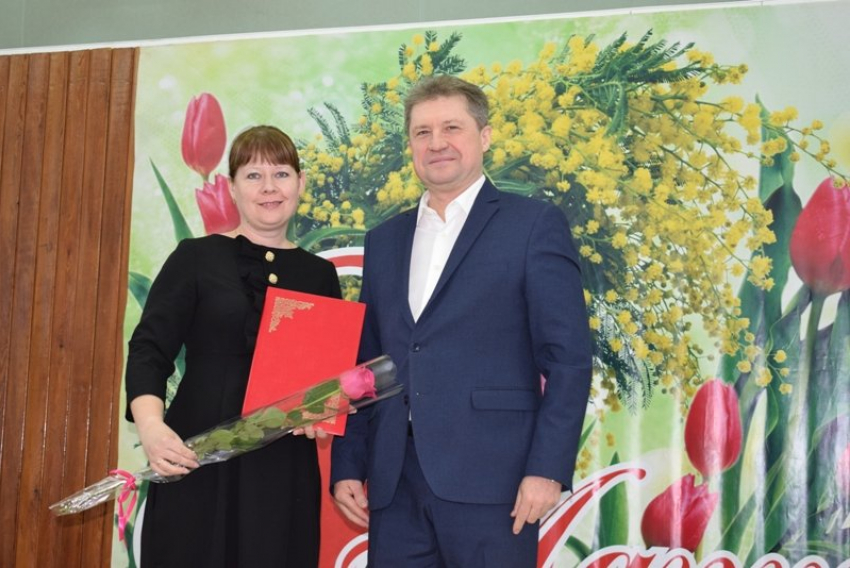 На сцену в Камышине вышел с поздравлениями, розами и улыбками глава Станислав Зинченко 