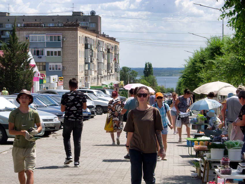 В администрации Камышина пока передумали запрещать стихийный рынок на улице Ленина