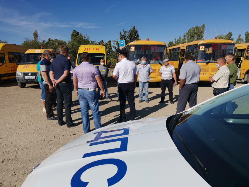 Начальник Камышинского ОГИБДД Константин Соловьев лично провел инструктаж с водителями школьных автобусов