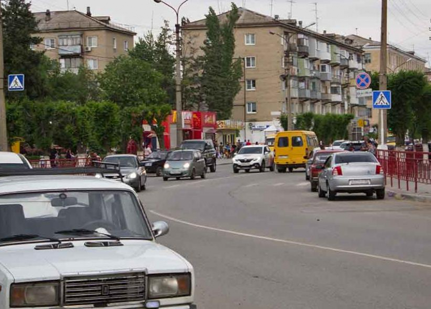 В Камышине сотрудники ОГИБДД «побеспокоили» водителей без ремней безопасности и водителей, не желающих пропускать пешеходов