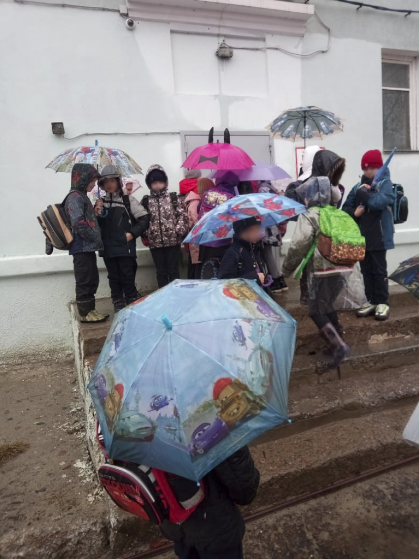 В Камышине третьеклассников, промокших под дождем и снегом, заставили стоять под дверьми школы №8 на порожках и ждать учителя (ВИДЕО)