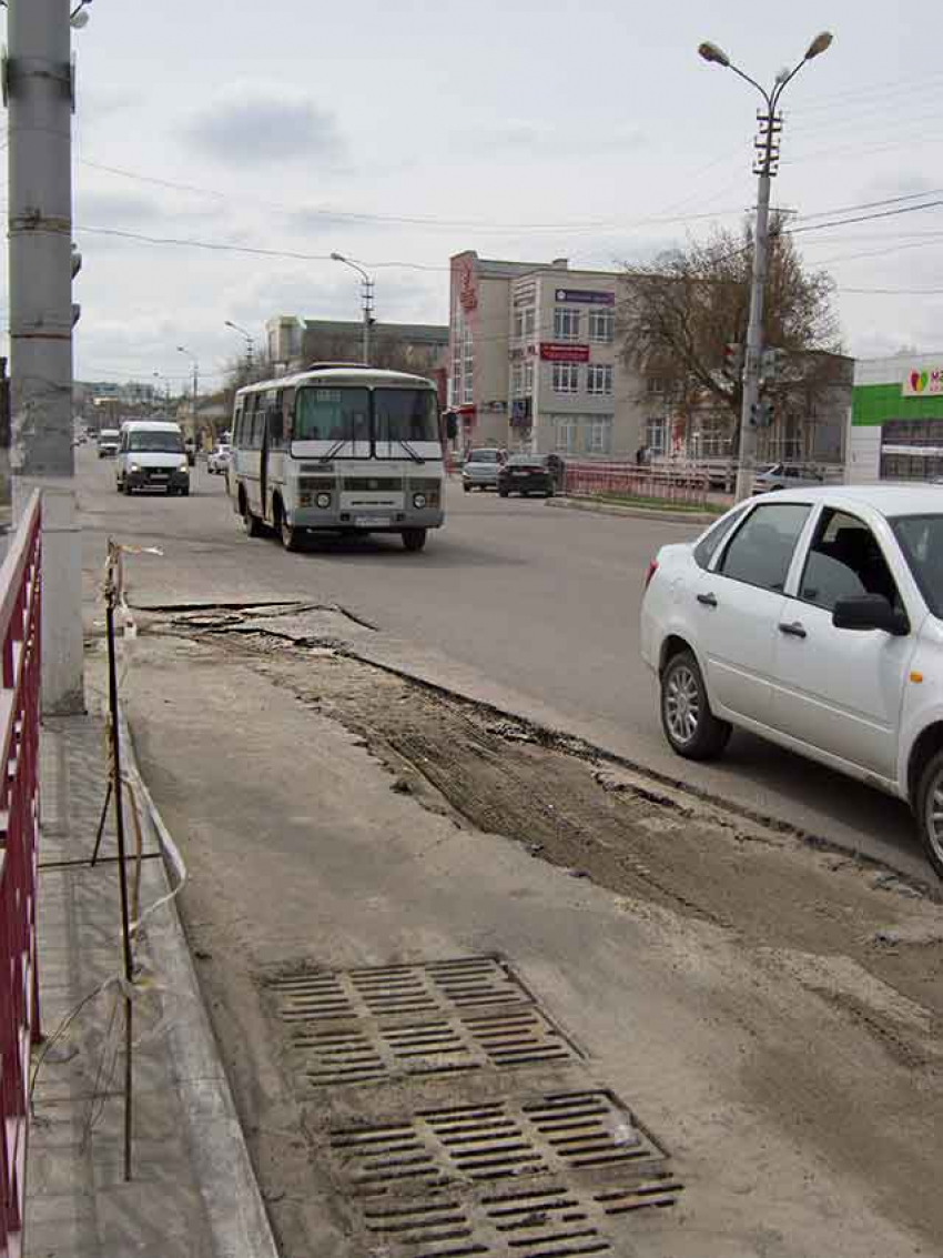 "Ограничения на дороге в центре Камышина сняли, а яма осталась", - камышанин