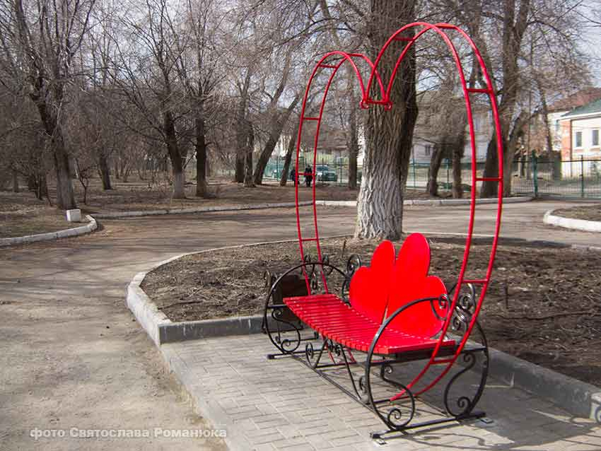 В центральном городском парке Камышина установили скамейку для влюбленных